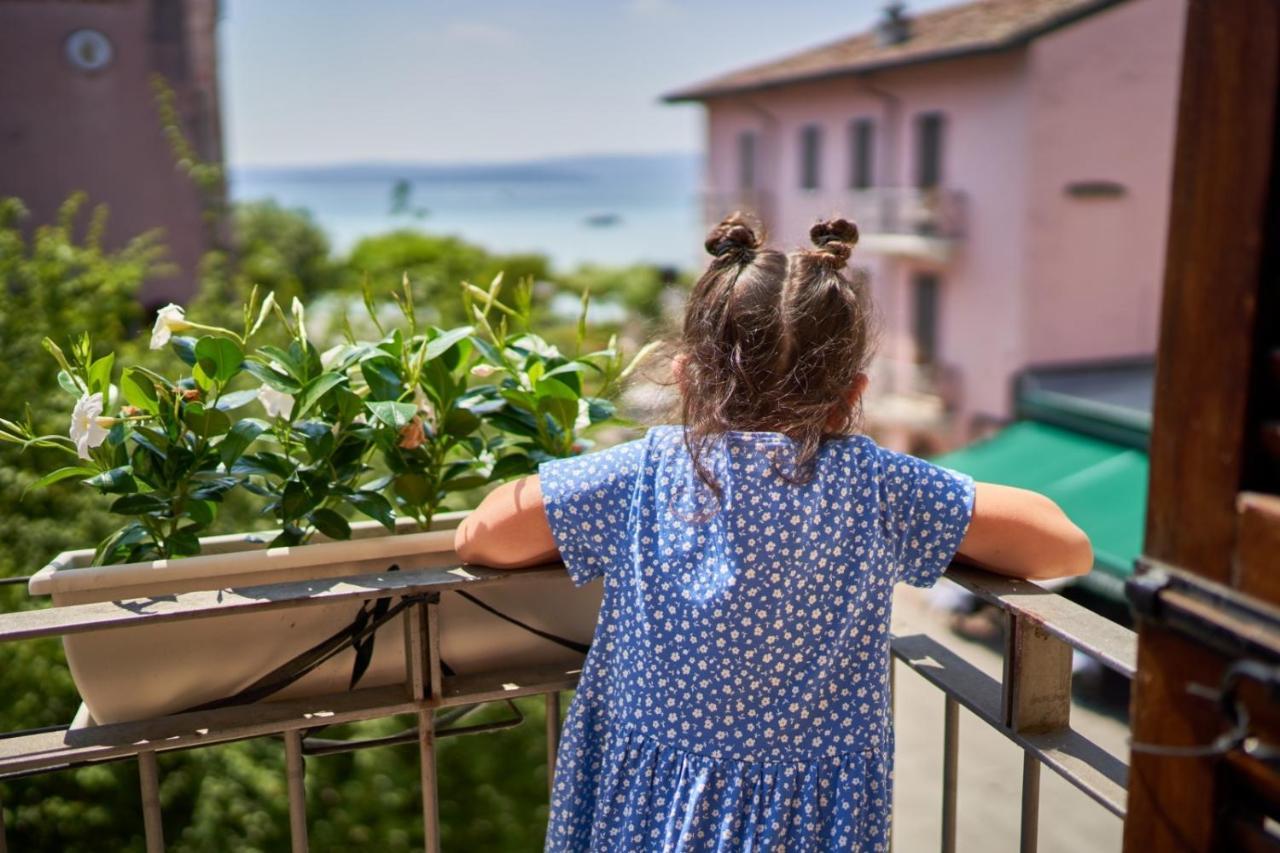 Porto Valentino Apartment Sirmione Exterior photo